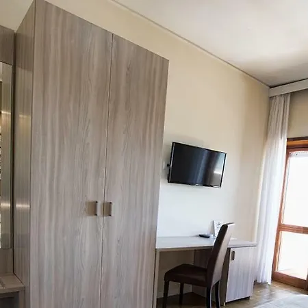 Отель Scacciapensieri 3*